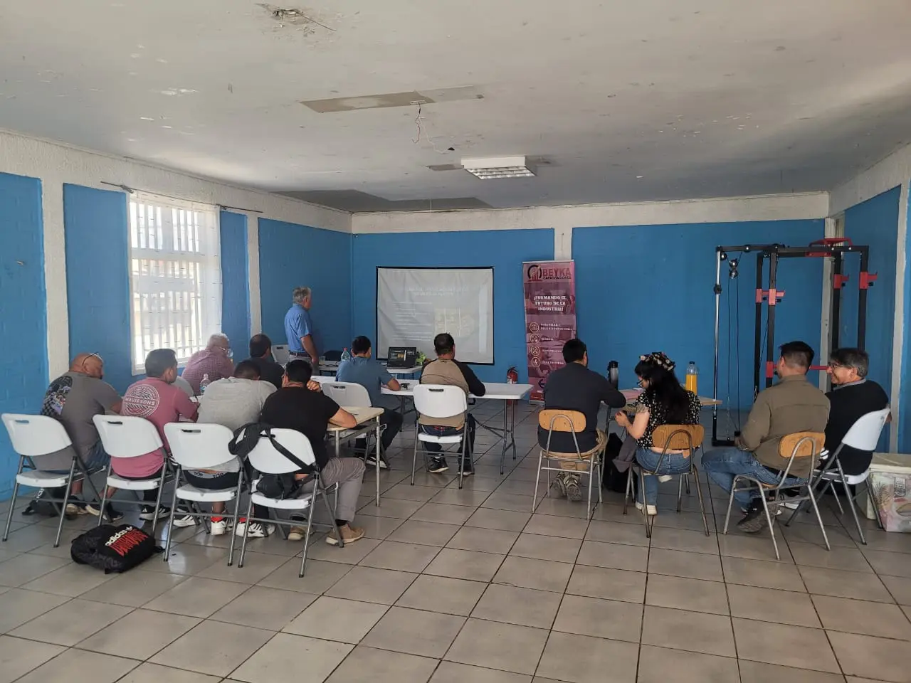 Trabajadores participando en una capacitación presencial en sala