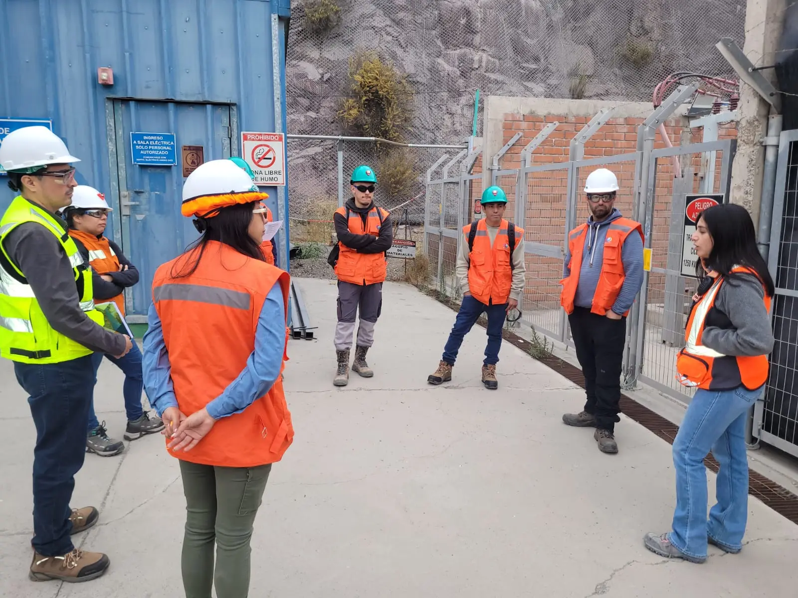 Equipo participando en una capacitación de seguridad en terreno
