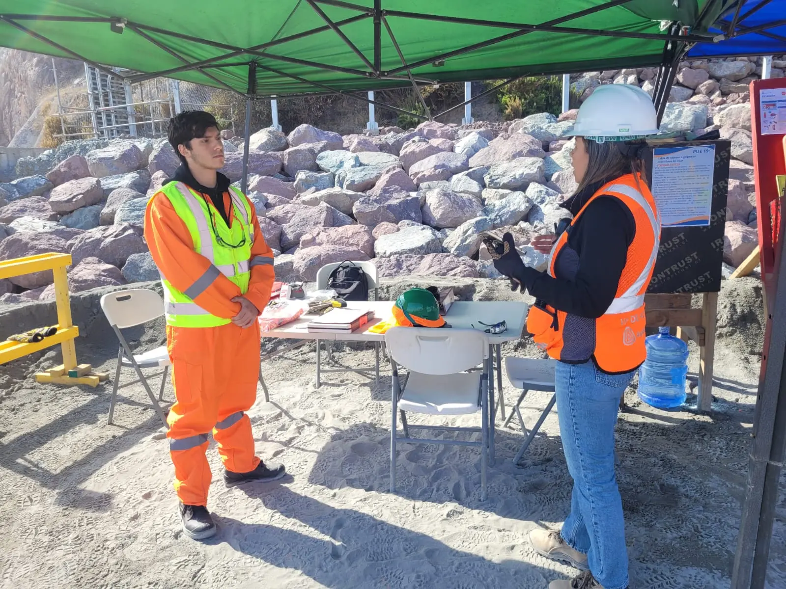 Relatora entregando instrucciones a un trabajador en terreno